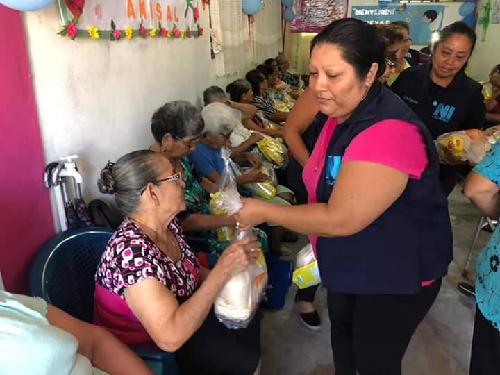 MujeresIdeas's tweet photo. Grupo de Nuevas Ideas Mujeres "Haciendo Historia" en el Municipio de Ilopango, Colonia Santa Lucia, llevando canasta básica a nuestros adultos mayores. #SomosDiferentes #AsiSomos #SomosElSalvador gracias a @JuicefBukele  por su donativo. https://t.co/0wMhUSiPdl