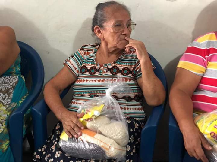 MujeresIdeas's tweet photo. Grupo de Nuevas Ideas Mujeres "Haciendo Historia" en el Municipio de Ilopango, Colonia Santa Lucia, llevando canasta básica a nuestros adultos mayores. #SomosDiferentes #AsiSomos #SomosElSalvador gracias a @JuicefBukele  por su donativo. https://t.co/0wMhUSiPdl