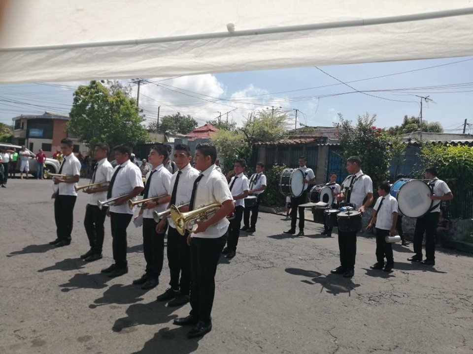MujeresIdeas's tweet photo. Entrega de donativo a festival de bandas de paz, desarrollado en el municipio de Tonacatepeque, Grupo de Nuevas Ideas Tonacatepeque, Gracias a @JuicefBukele por su donativo #AsiSomos #SomosDiferentes #Nuevadeas #HagamosHistoria #SomosElSalvador. https://t.co/Qh77SQiYVS