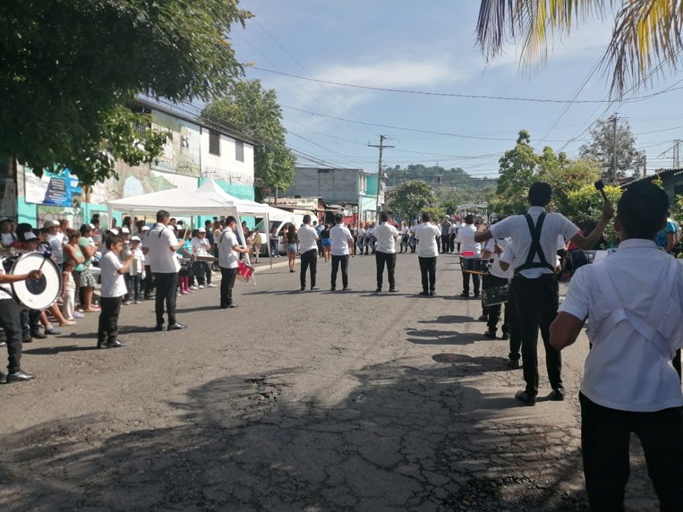 MujeresIdeas's tweet photo. Entrega de donativo a festival de bandas de paz, desarrollado en el municipio de Tonacatepeque, Grupo de Nuevas Ideas Tonacatepeque, Gracias a @JuicefBukele por su donativo #AsiSomos #SomosDiferentes #Nuevadeas #HagamosHistoria #SomosElSalvador. https://t.co/Qh77SQiYVS