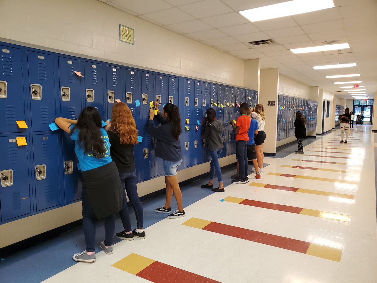 TKendrick27's tweet photo. Leaving positive notes for students!!!! #BeKind Love my service learning class!!!! 💙💛💙💛💙💛 @EustisMiddle https://t.co/R9CvYA1kxI