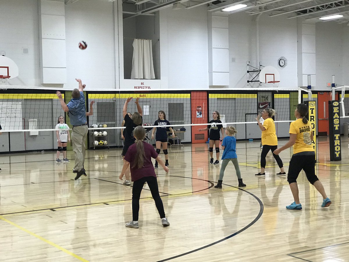 kellyannefitch's tweet photo. A shout out to the energetic MS teachers who joined our 7th &amp; 8th grade volleyball teams for an impromptu game to celebrate our last day of practice. #lastdayfun #etpride #ETlearningignitED https://t.co/7TbdxYusUw