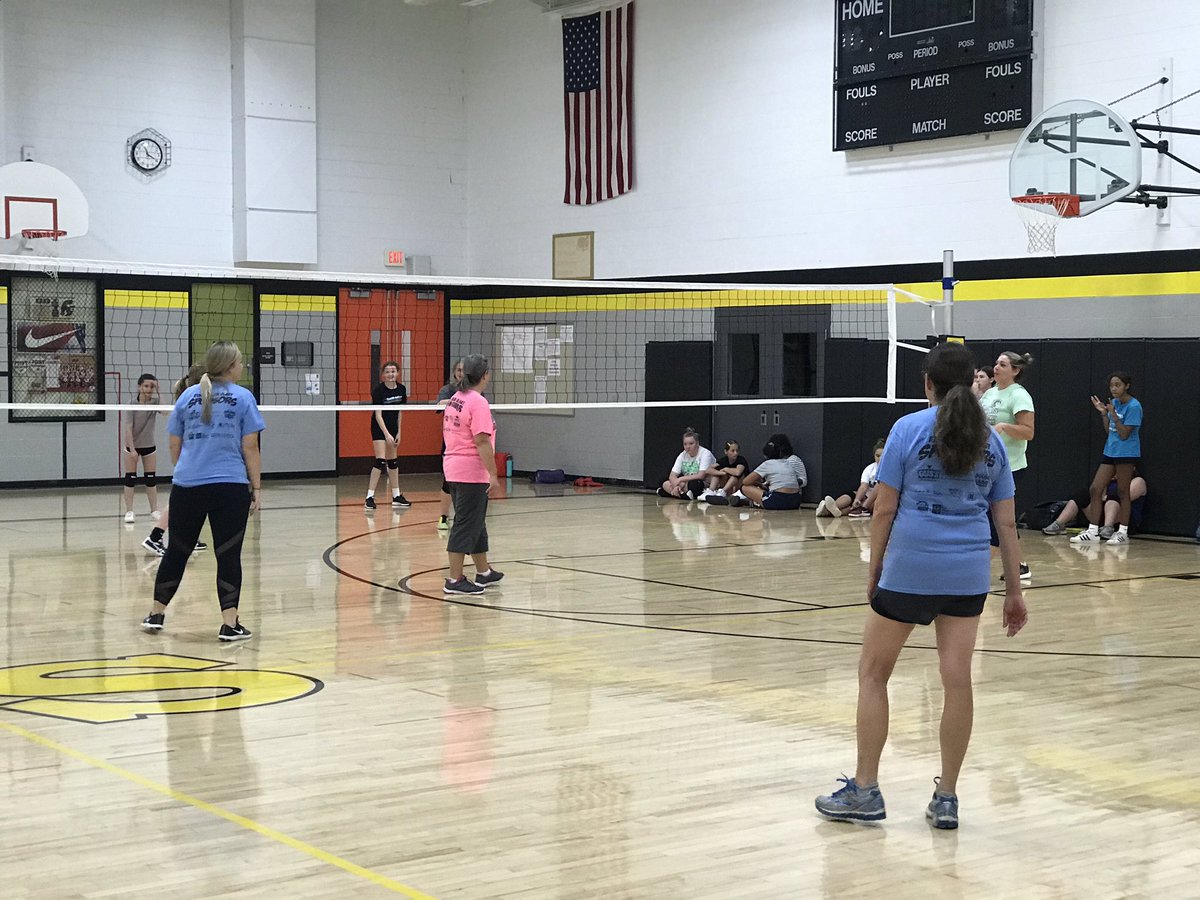 kellyannefitch's tweet photo. A shout out to the energetic MS teachers who joined our 7th &amp; 8th grade volleyball teams for an impromptu game to celebrate our last day of practice. #lastdayfun #etpride #ETlearningignitED https://t.co/7TbdxYusUw
