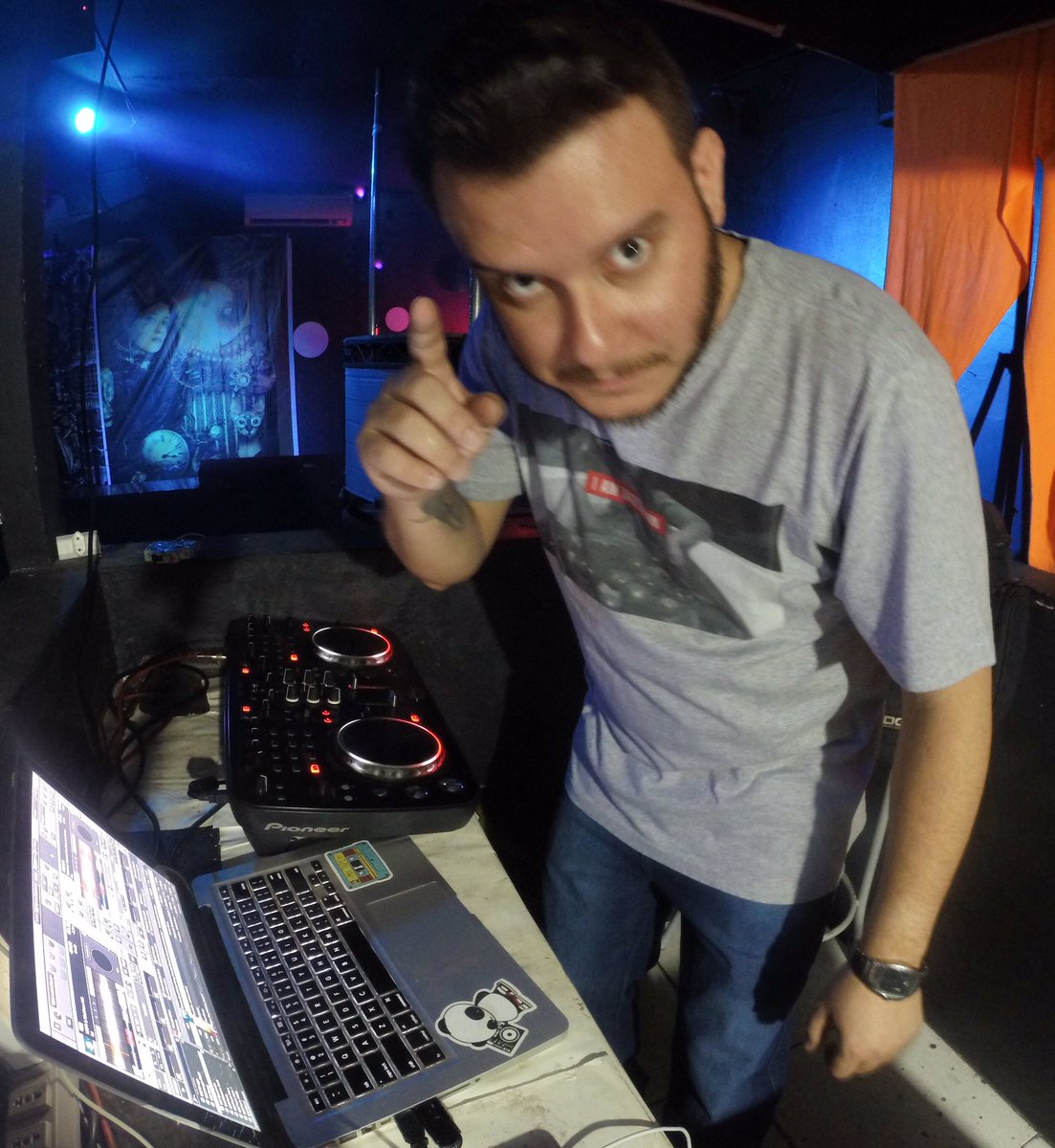 mighelribeiro's tweet photo. #dj #djgoiania #cursodedj #cursodedjgoiania #pioneer #cdj #cdj350 #djm400 #maschine #nativeinstruments #djmkjay #mkjay #mkj #djeventos #djcasamento #weddingdj #openformatdj #ddjergo #pioneerddj https://t.co/vOqbxT6vZV