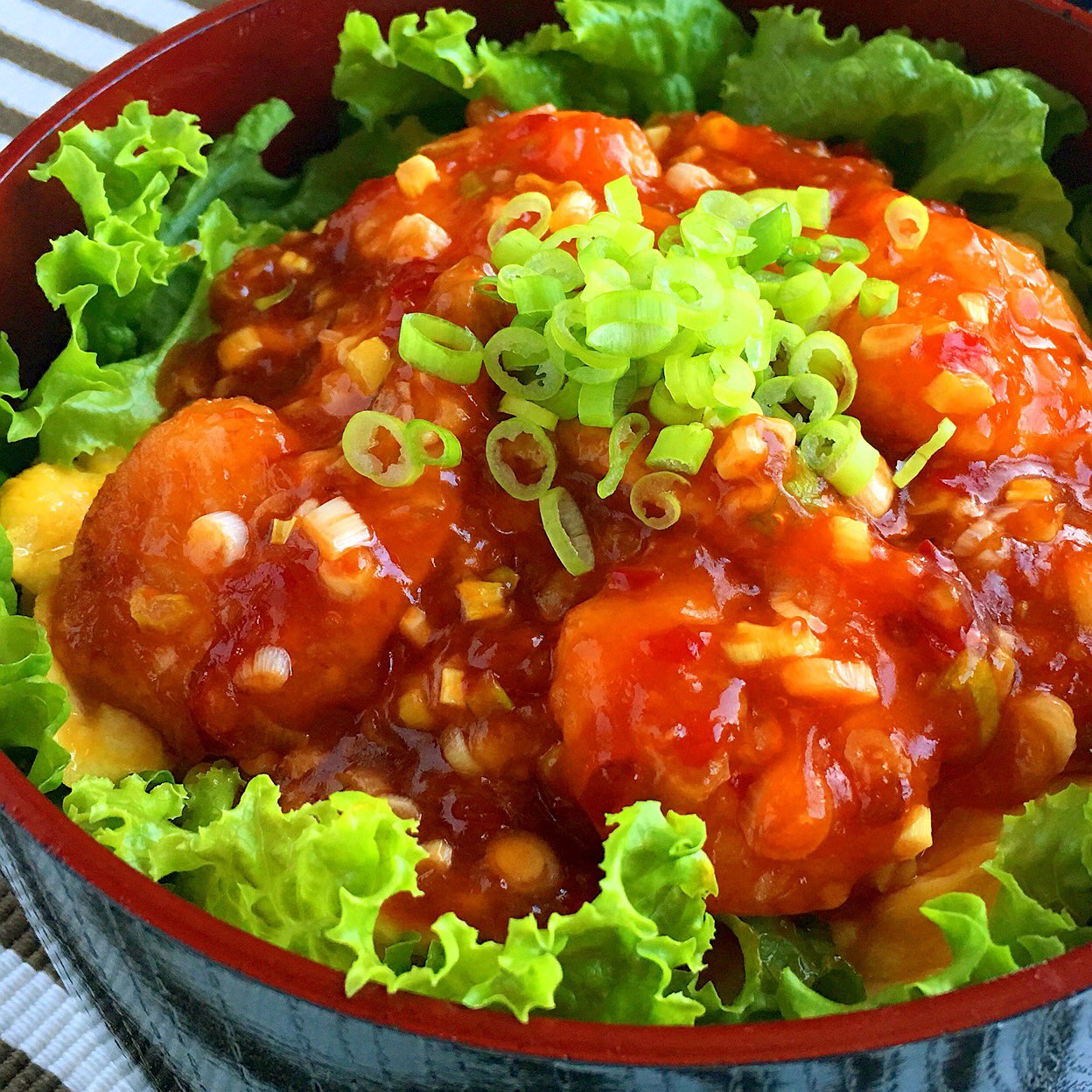 いなばまこと Twitter પર 今日のお弁当 エビチリ丼 ピーマンの七味炒め カイワレのハム巻き 白菜の煮浸しを詰めた 豆板醤やスイートチリソース ケチャップを和えた簡単ソースで 辛めなので 卵でマイルドにさせます お弁当 弁当 手作り弁当