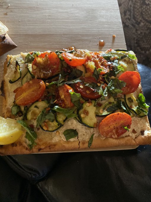 I made zucchini and tomato flatbread with ricotta, lemon, honey and chili flakes. 🤤👀 https://t.co/6t