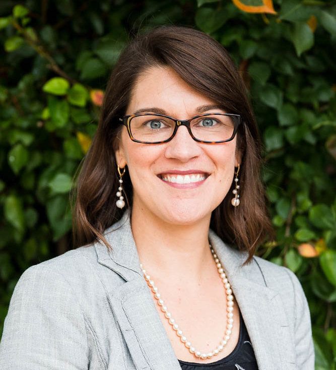 flyoverpodfest's tweet photo. New media isn't just for tech companies &amp; Gen Z. Hear how trailblazer Erin Predmore, @ChamberBloom Pres &amp; CEO, leverages #podcasting: https://t.co/ay7rlElXSK #FPF19 #midwestpodcast https://t.co/fMEFxR9ukZ