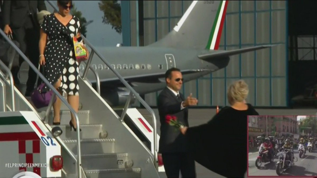AlRojoVivo's tweet photo. Anel, ex esposa de José José, crea polémica por protagonismo durante a los actos fúnebres en México. VIDEO https://t.co/bQLeYHfXuq https://t.co/CFWmQCwcCE