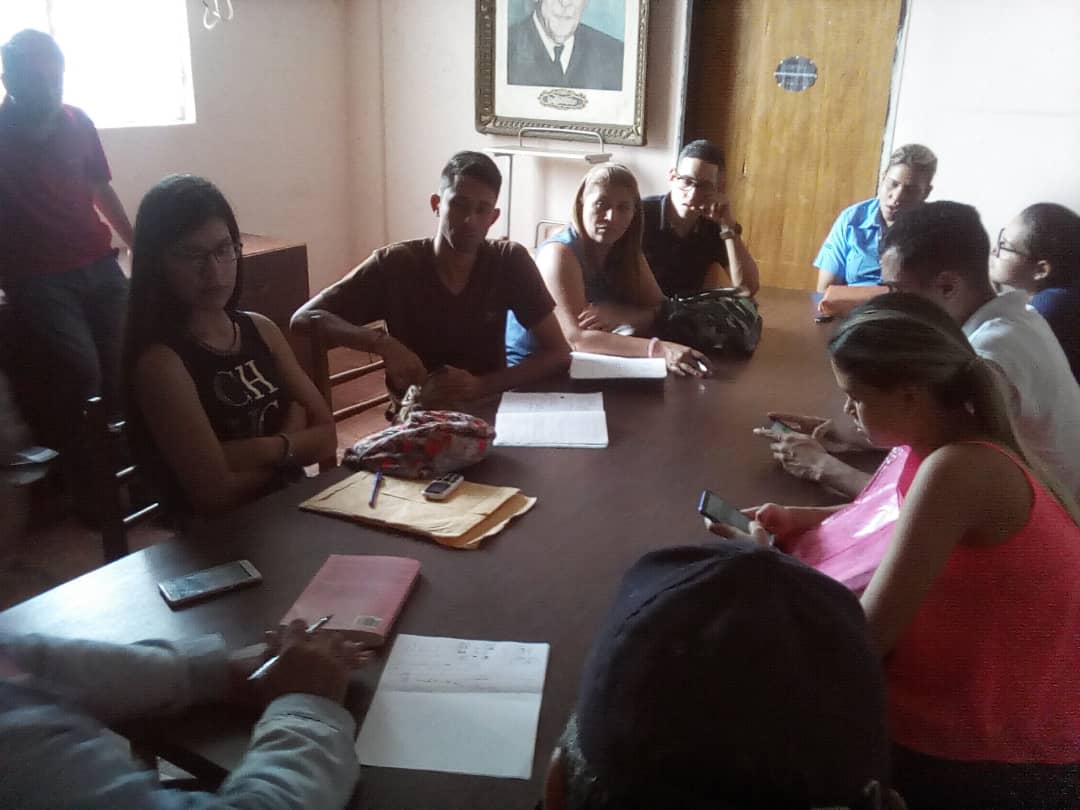 OficialUnerg's tweet photo. Hoy en ACES con la presencia del secretario @cejotajimenez , Director de DACE Prof. Henry Tabares, Directores de Programas  y @frandel22 se reunieron con los graduandos del área con el fin de dialogar en relación  #Acto de #grado 
@CesarTrompizVE @jlberroteran https://t.co/D5FMdwArMc