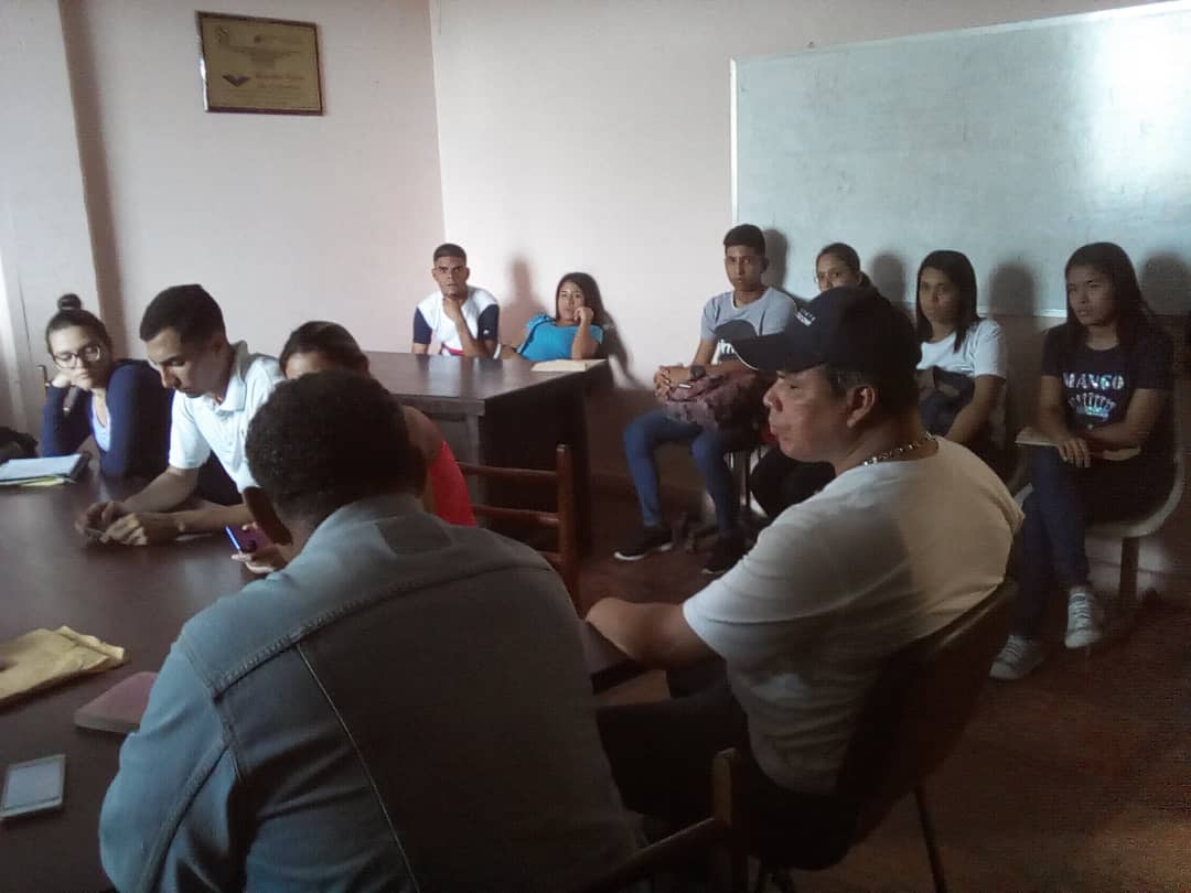 OficialUnerg's tweet photo. Hoy en ACES con la presencia del secretario @cejotajimenez , Director de DACE Prof. Henry Tabares, Directores de Programas  y @frandel22 se reunieron con los graduandos del área con el fin de dialogar en relación  #Acto de #grado 
@CesarTrompizVE @jlberroteran https://t.co/D5FMdwArMc