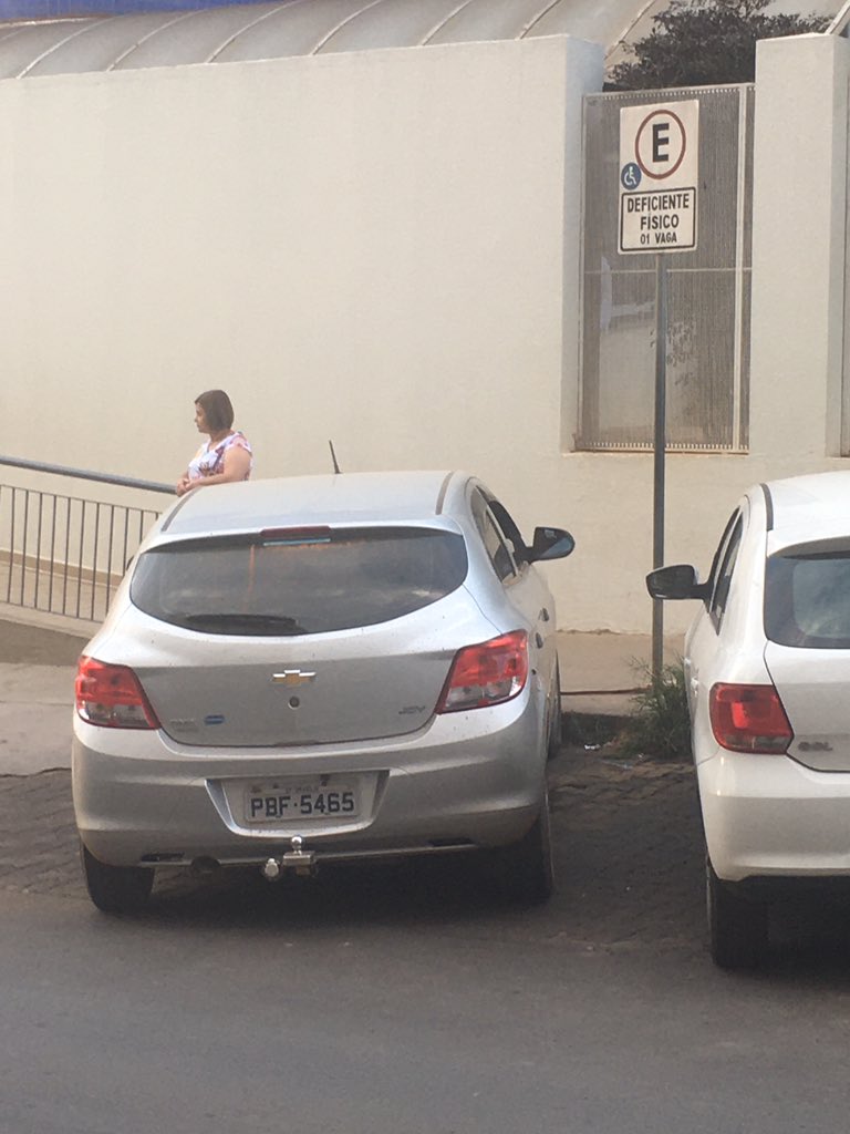 Se você não é cadeirante não estacione na vaga de cadeirante vamos ajudar os cadeirantes