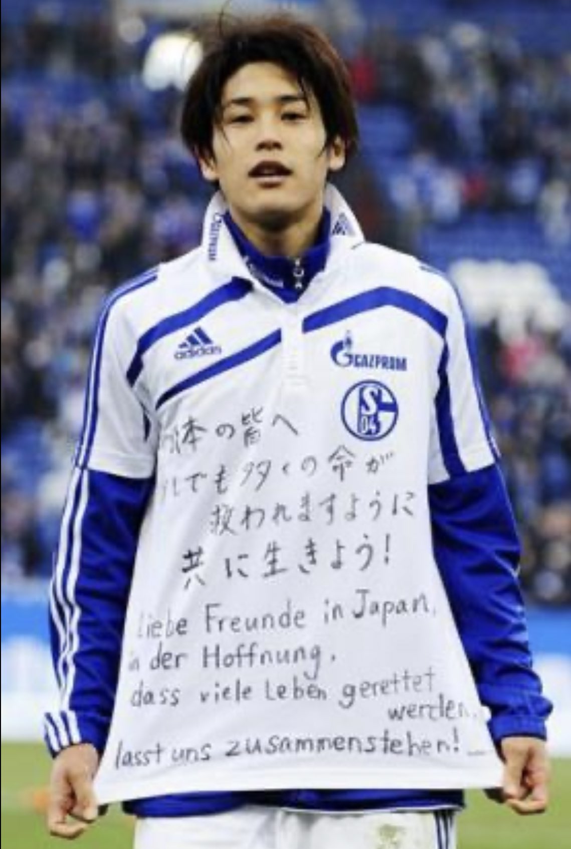Orikasa メッセージと言えば忘れられないのが 元日本代表df 当時ドイツのブンデスリーガ シャルケ04に所属していた 内田篤人選手 現アントラーズ が震災時に日本に向けたこのメッセージ サッカーに関わっている事が誇りに思えるほど本当に素晴らしい
