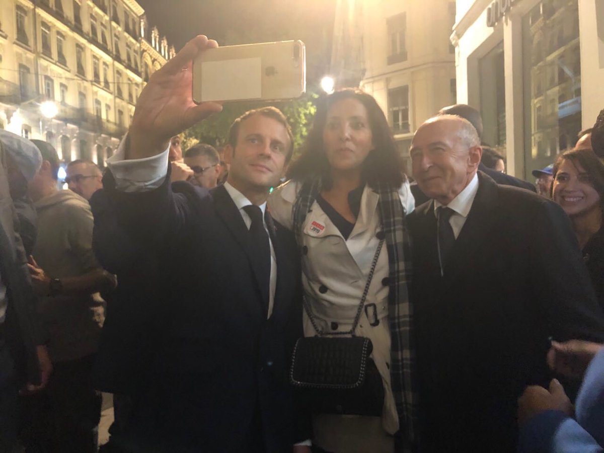 DjamDBZ's tweet photo. Une belle séquence ce soir, belle proximité entre le Président de la République @EmmanuelMacron, notre maire @gerardcollomb, les citoyens et Bono  @GriffondM @Jean_LucFUGIT @FOUZIYABOUZERDA Belle discussion autour du #3919 #grenelleviolencesconjugales cc @MarlèneSchiappa https://t.co/tfZouFBLf1