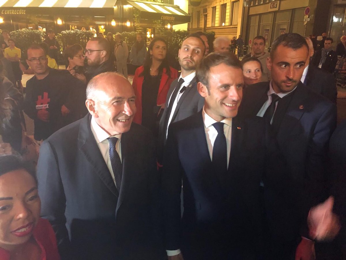 DjamDBZ's tweet photo. Une belle séquence ce soir, belle proximité entre le Président de la République @EmmanuelMacron, notre maire @gerardcollomb, les citoyens et Bono  @GriffondM @Jean_LucFUGIT @FOUZIYABOUZERDA Belle discussion autour du #3919 #grenelleviolencesconjugales cc @MarlèneSchiappa https://t.co/tfZouFBLf1