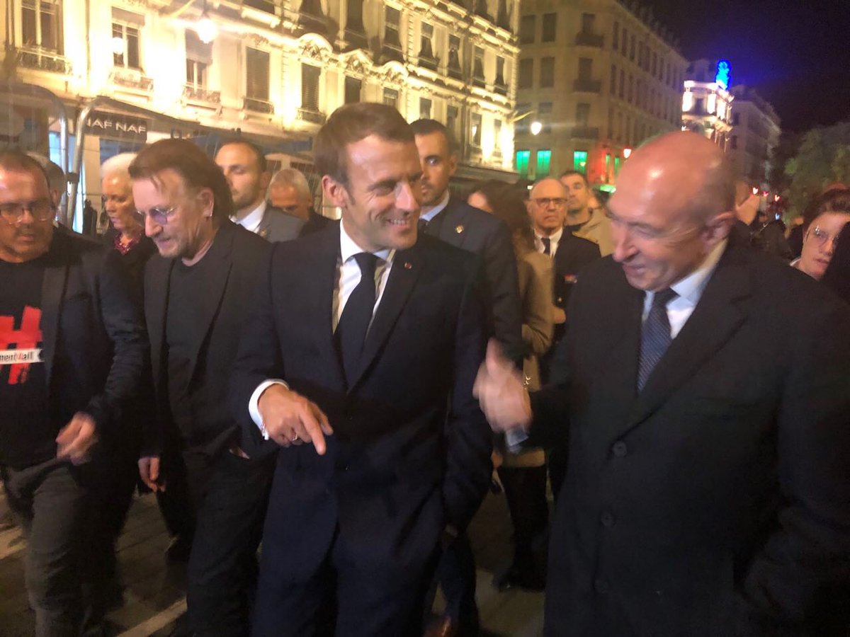 DjamDBZ's tweet photo. Une belle séquence ce soir, belle proximité entre le Président de la République @EmmanuelMacron, notre maire @gerardcollomb, les citoyens et Bono  @GriffondM @Jean_LucFUGIT @FOUZIYABOUZERDA Belle discussion autour du #3919 #grenelleviolencesconjugales cc @MarlèneSchiappa https://t.co/tfZouFBLf1