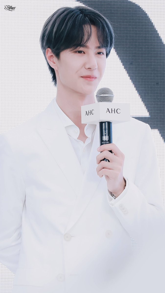 UNIQ_FC_Thai's tweet photo. เจ้าชายชุดขาว หล่อมาก~😍 
#WangYibo #王一博 
Cr. Meilleur1997_王一博个站 https://t.co/pilXzwYa8y