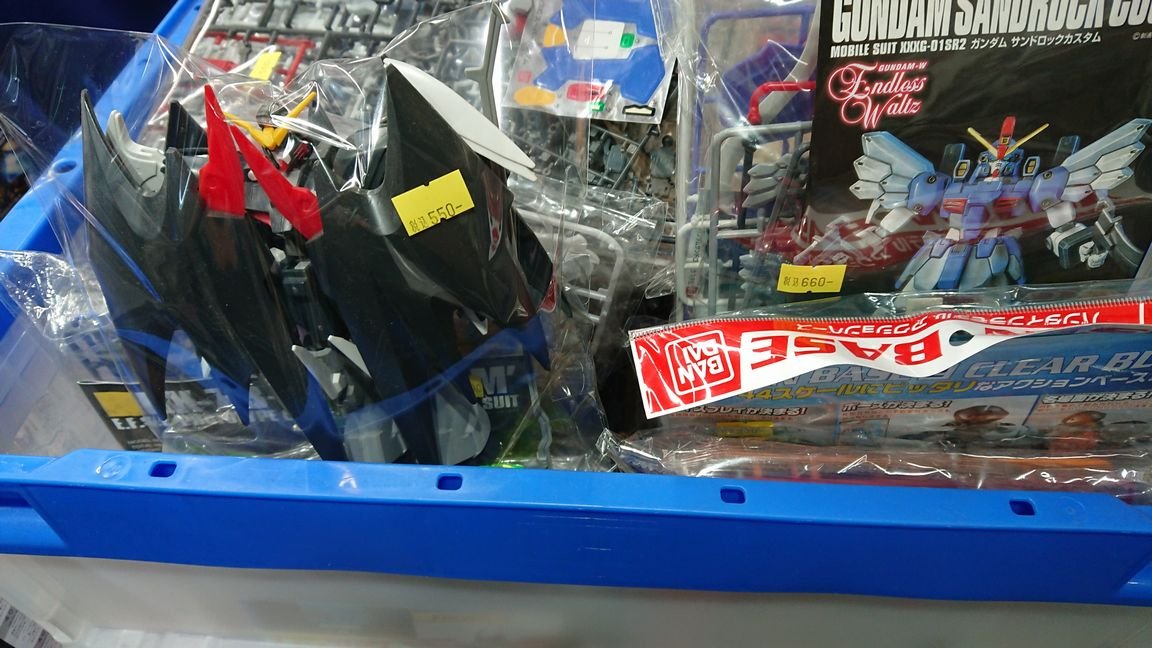 久しぶりのツイート、担当Nです 買取が盛況でしてガンプラの組み立て