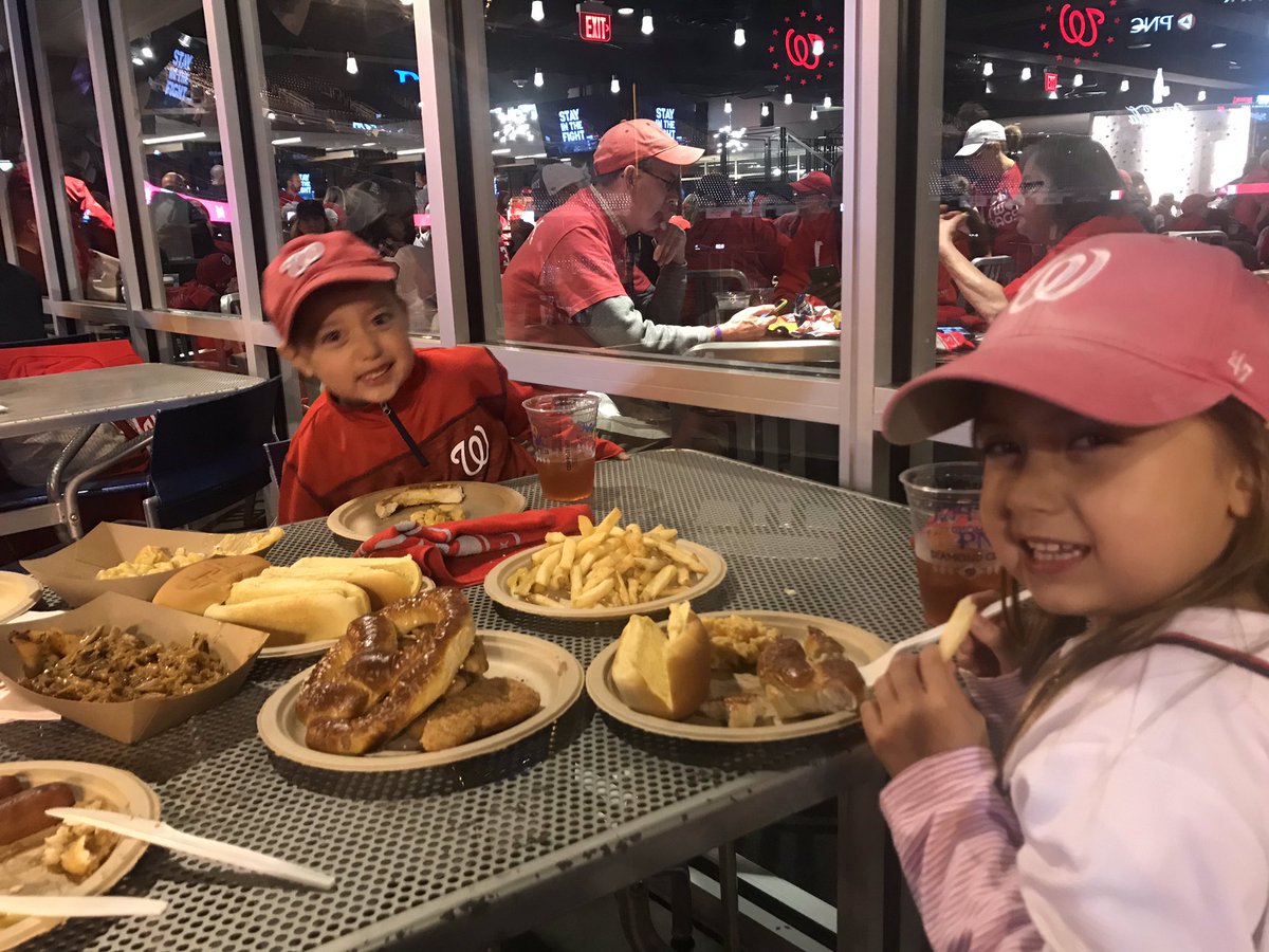 PuppyLondonIV's tweet photo. Nats Park full of people who came for the free food like a bunch of college kidsโand also us too! #NatsPlus in the clubs with Mac and cheese, BBQ, nachos, hot dogs, fries, and other delish! https://t.co/DoOnGrWEWZ