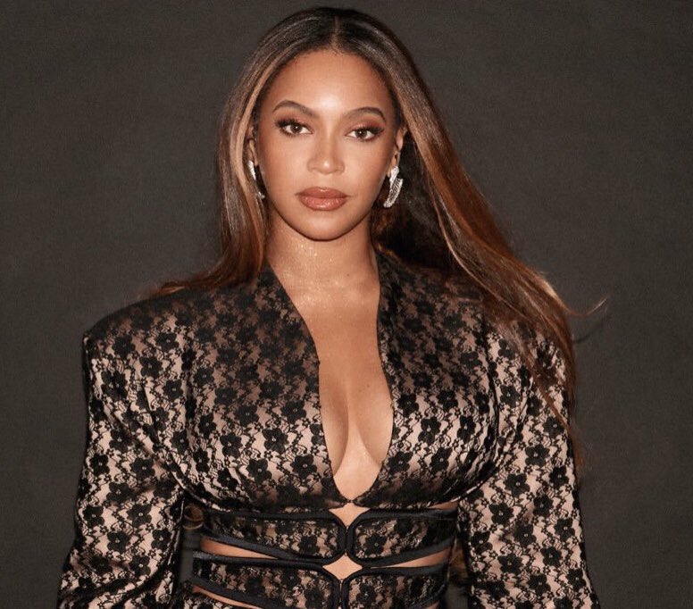 divinealinement's tweet photo. beyoncé giselle knowles. that’s it. that’s the tweet. https://t.co/gjAzC9hkzZ