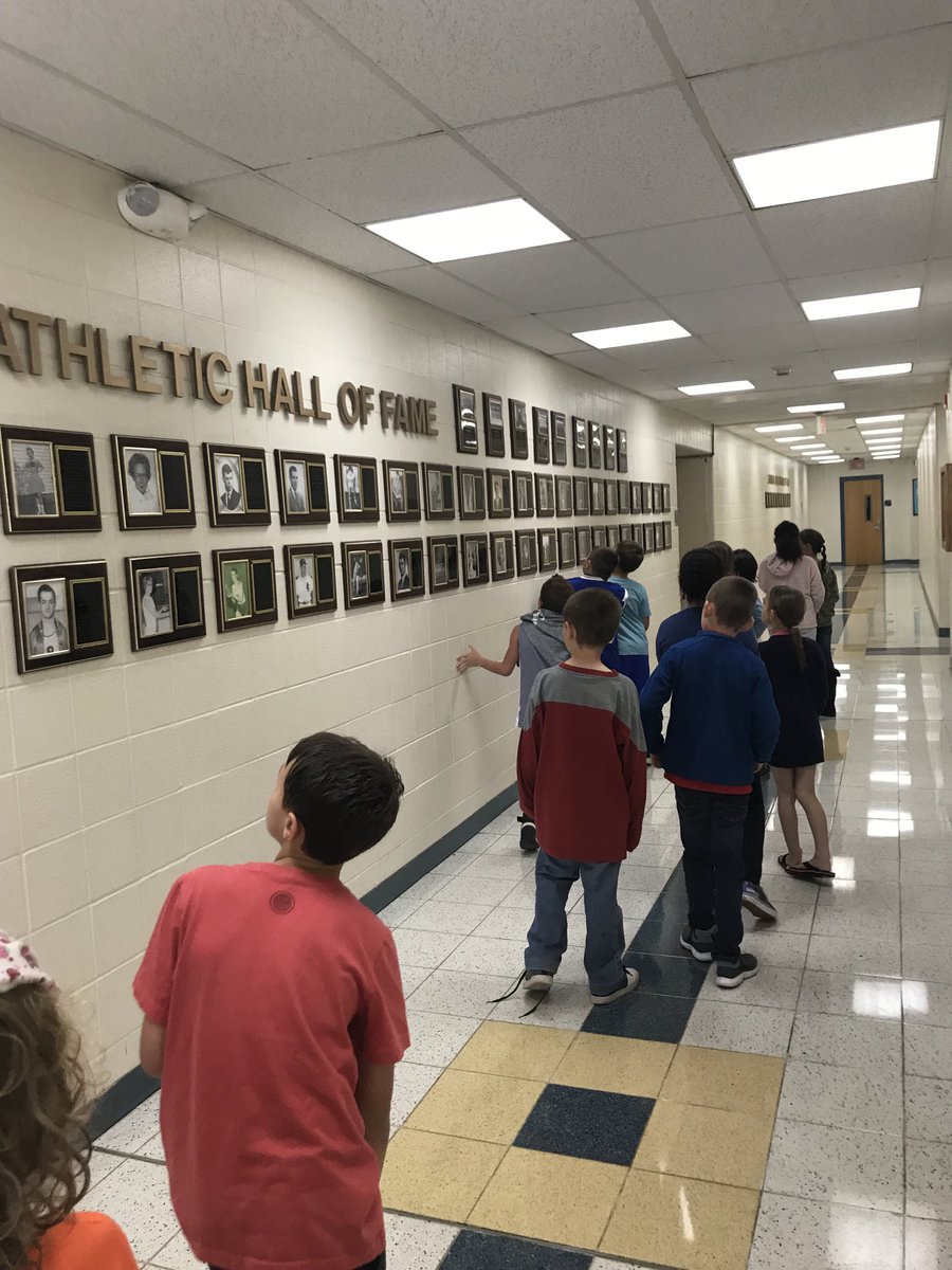 MrsKerryLCSD's tweet photo. Keeping tradition alive 💙💛🐾 #lcsdbobcatpride #lansingathletichalloffame #futurebobcatstars ⁦@LansingCSD⁩ https://t.co/FGdw1kba04