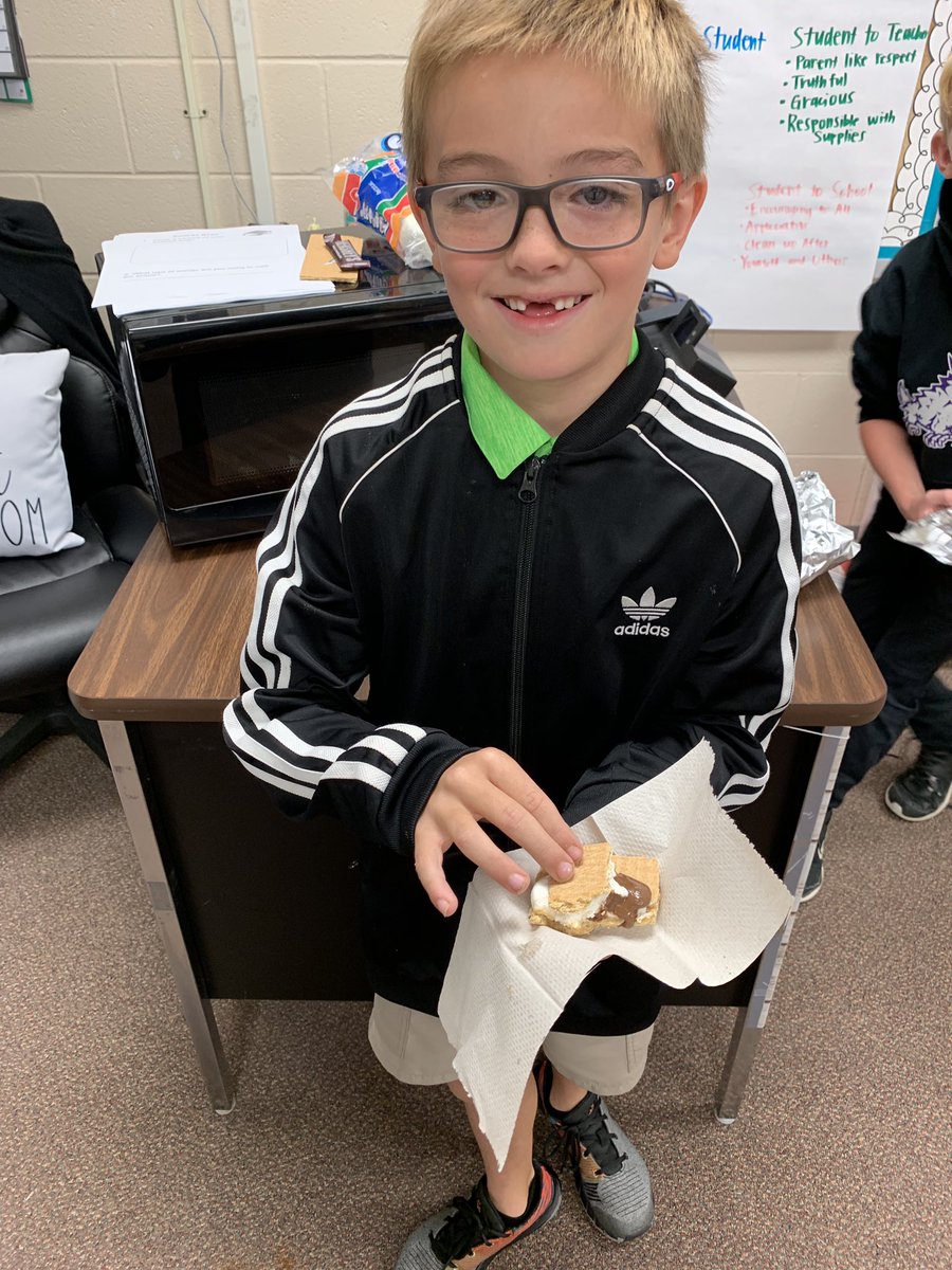 MrsManshack's tweet image. Science experiments are {s’more} fun when you get to eat them afterwards! 😋We explored the different forms of energy by creating  s’mores ovens! #CISDScienceRocks