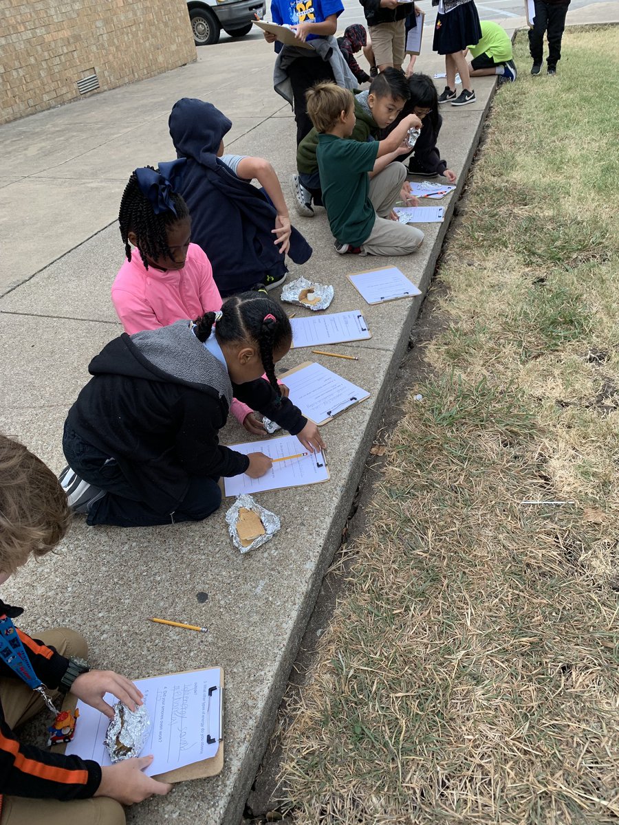MrsManshack's tweet image. Science experiments are {s’more} fun when you get to eat them afterwards! 😋We explored the different forms of energy by creating  s’mores ovens! #CISDScienceRocks