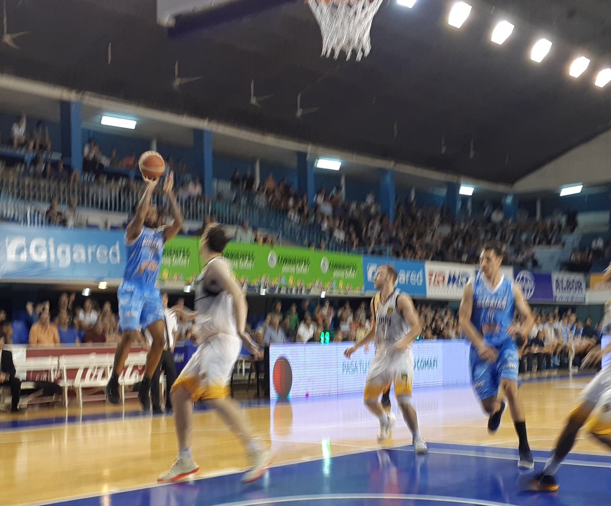 simplebasquet's tweet photo. #Súper20 MEDIO  TIEMPO @ClubRegatasCtes 46 @basquetcomu1 62 = @_Nolackin10 y #Quinteros 5 - @miguelg04, @SelemSafar y #Defelippo 11 
⚠️ Comu tiró 12/16 en triples 75% https://t.co/hDcmMNOgtt