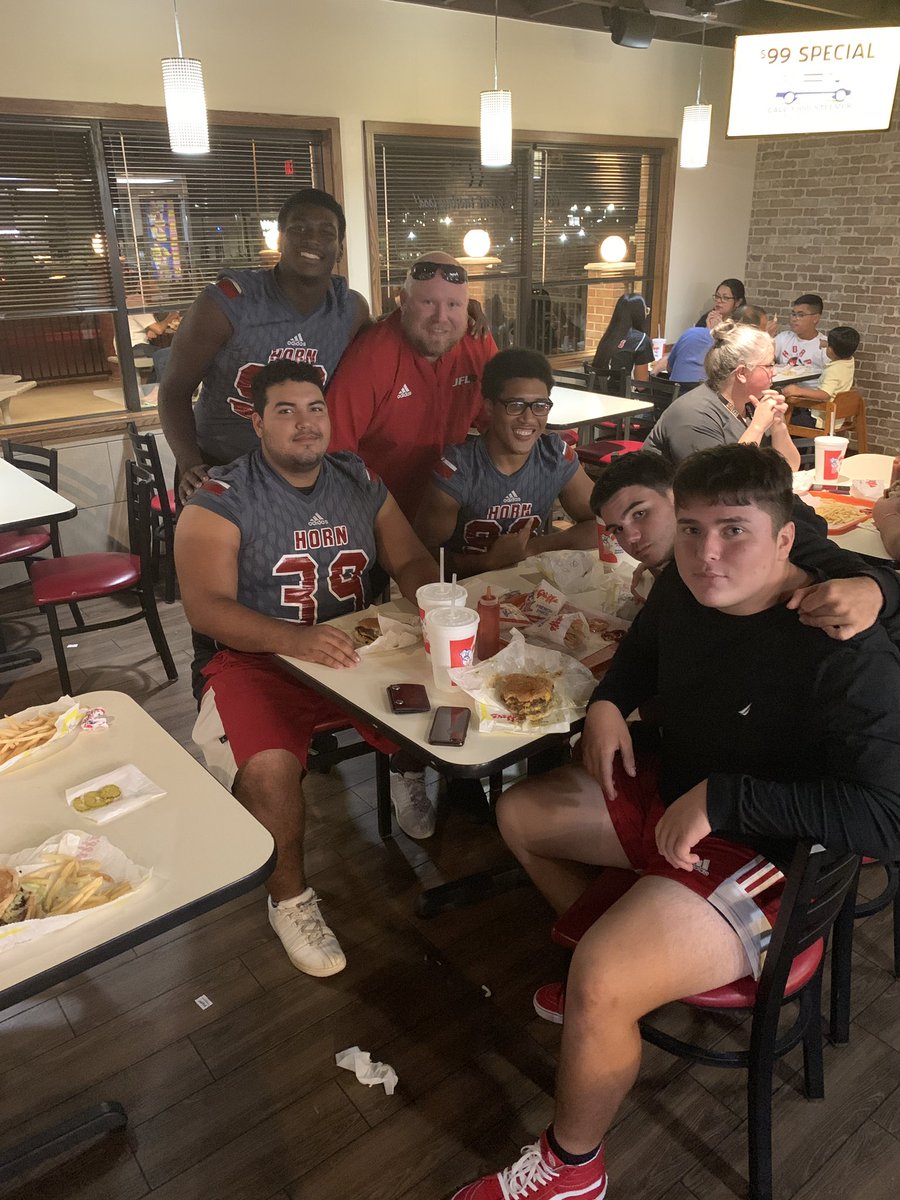 DL dinner at Griffs with <a href="/MatthewRobles01/">Matthew Robles</a> <a href="/MaliqMcDonald4/">Maliq McDonald</a> @Dotson_40 <a href="/CaseyGriffy/">CASEY GRIFFIN</a> @DIAZ_THE_KING. Proud to coach this group of amazing young men. They give me everything they got everyday on the field and off. Never give anyone a chance to question their want to or their effort