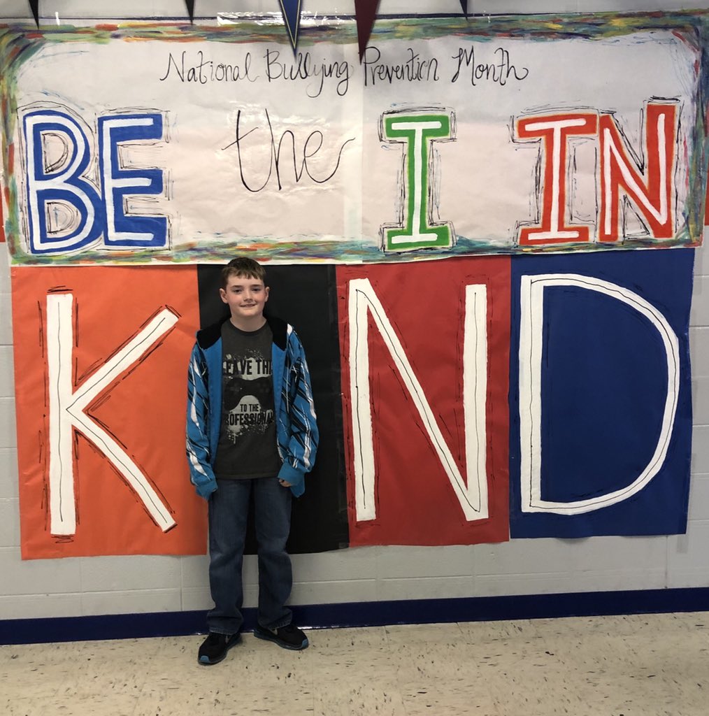 ErmaLowery10's tweet photo. @SouthavenMiddle  @nick_eddlemon 
Some of my LoweryLand’s Leaders wanted to get in on Being K🚶🏾‍♀️ND!!!
#StompOutBullying
#BelieveTheBest
#TeamDCS https://t.co/DeGkydWoUU