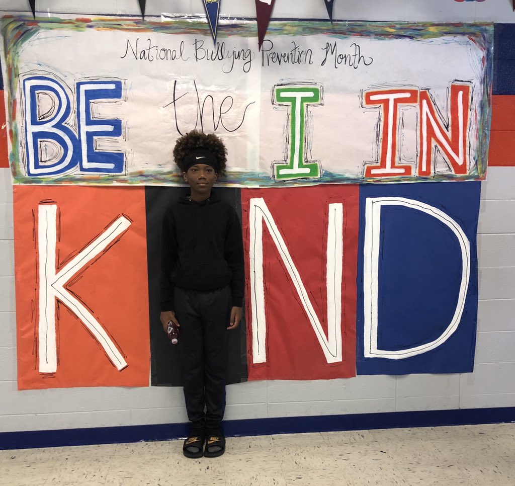 ErmaLowery10's tweet photo. @SouthavenMiddle  @nick_eddlemon 
Some of my LoweryLand’s Leaders wanted to get in on Being K🚶🏾‍♀️ND!!!
#StompOutBullying
#BelieveTheBest
#TeamDCS https://t.co/DeGkydWoUU
