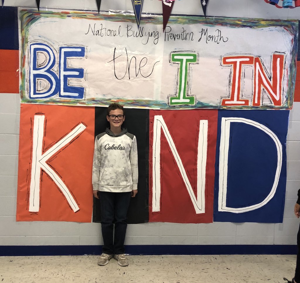 ErmaLowery10's tweet photo. @SouthavenMiddle  @nick_eddlemon 
Some of my LoweryLand’s Leaders wanted to get in on Being K🚶🏾‍♀️ND!!!
#StompOutBullying
#BelieveTheBest
#TeamDCS https://t.co/DeGkydWoUU
