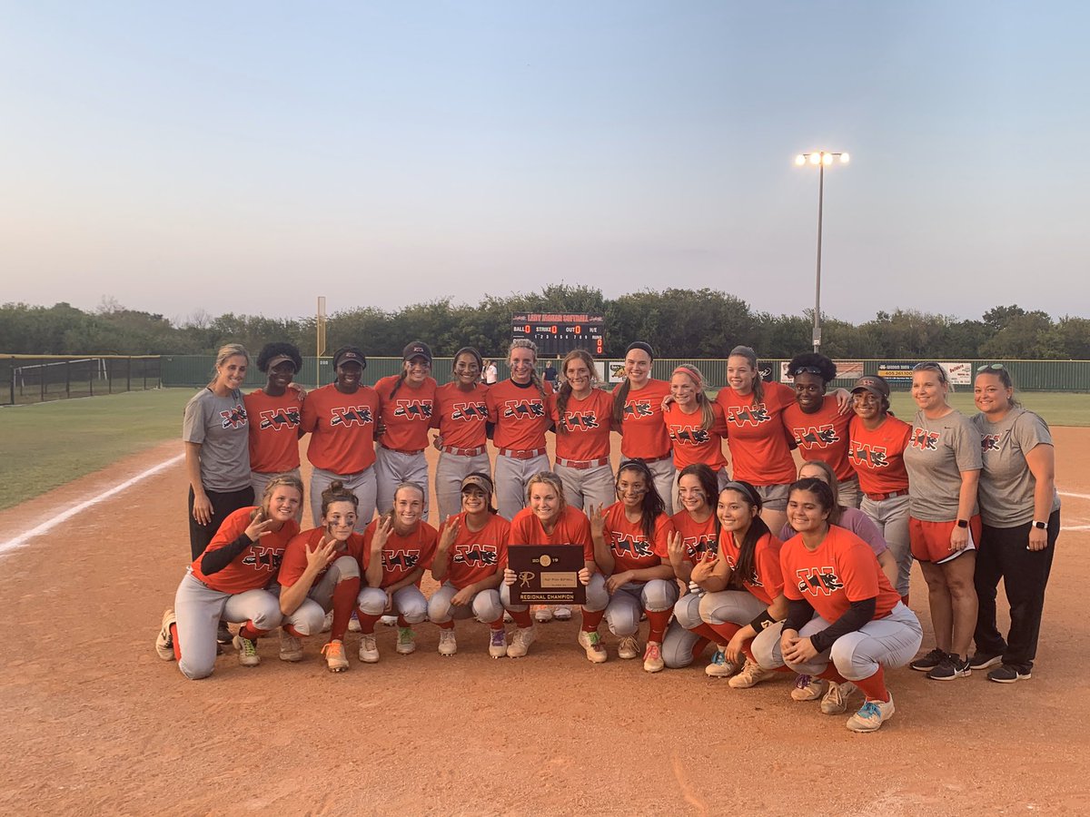 kalie_amos3's tweet photo. Regional Champs!! โค๏ธ #play4syd #boiiii #statebound #ilovemygirls @jagsoftball
@IGPSYD @RodneyDeLong @CoachBredbenner @CoachPinkerton @Strimp25 @GassoPatty https://t.co/2yOR9QPtgB