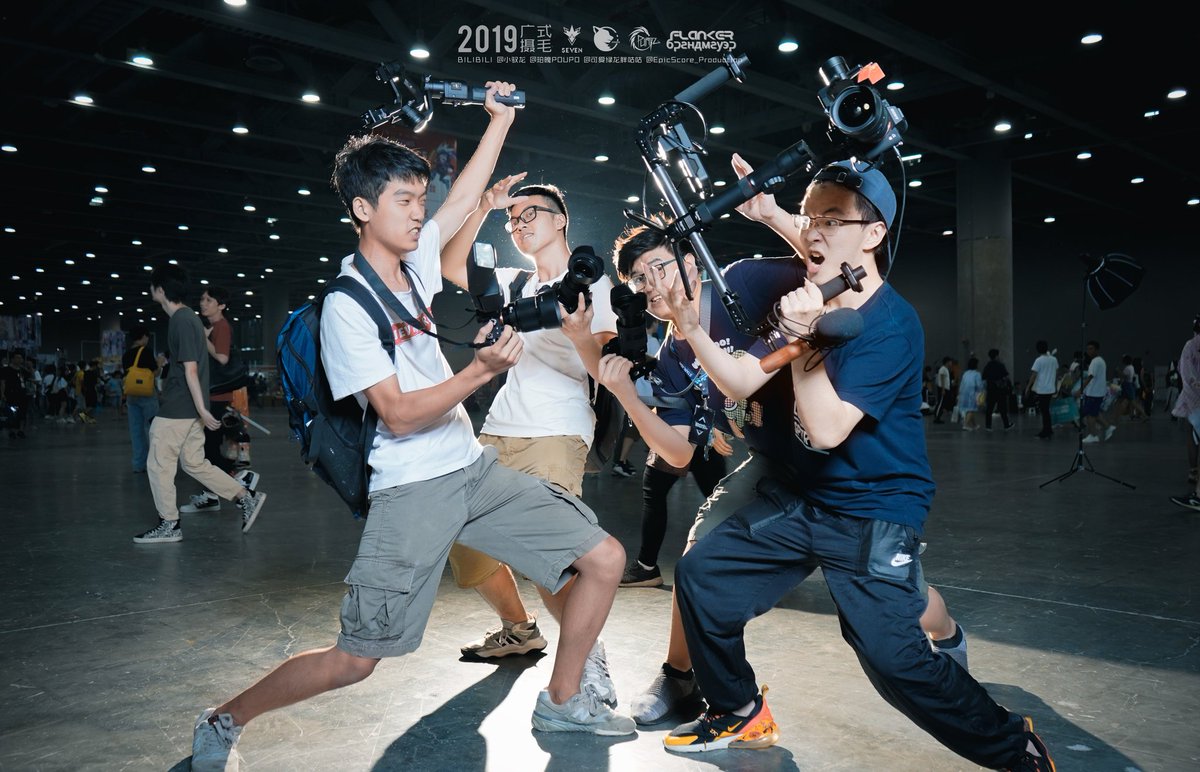 几句话，几张图，简要介绍一下自己

好，各位好，我是千阳
是个画着画画笔就没了的咕咕
有只直男般的的女朋友
还有着一只叫Flanker的毛毛
以及一大群喜欢摄影的沙雕Furry朋友