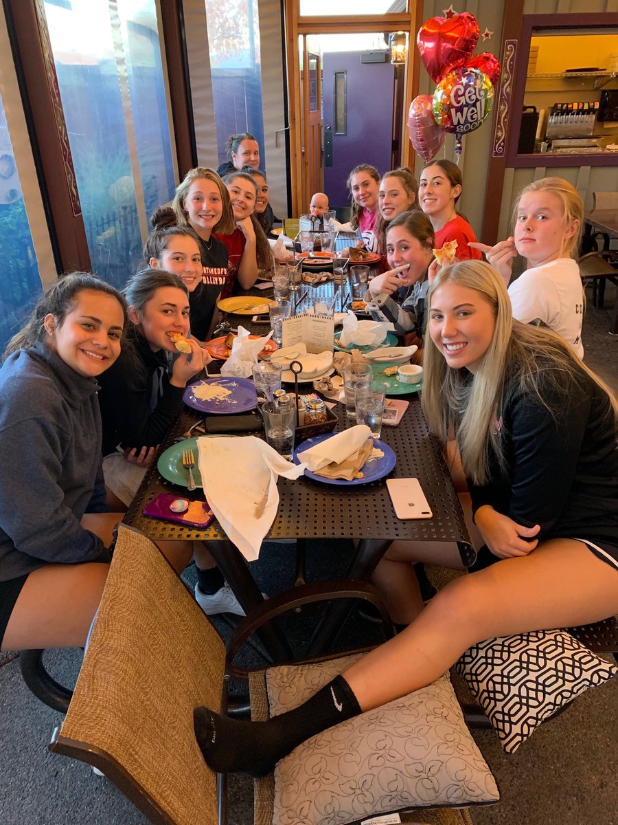 NorthMedfordVB's tweet photo. Dinner at K’scope with our injured team captain 👩‍✈️. Praying for a full recovery! #AboutEachOtherNMVB https://t.co/IrCTWXm22i