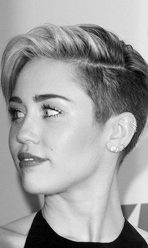 QnZelBel's tweet image. Soooo I&apos;m thinking super hard about getting a haircut like this. What y&apos;all think? Should I do it? I&apos;m a little nervous about getting any haircut let alone something this bold. 

#Haircut #lesbian #sidecut. #new #fresh