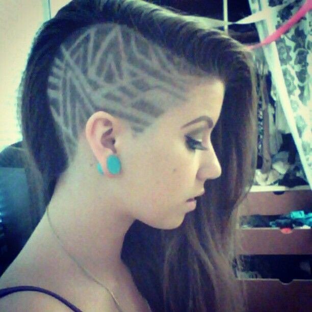 QnZelBel's tweet image. Soooo I&apos;m thinking super hard about getting a haircut like this. What y&apos;all think? Should I do it? I&apos;m a little nervous about getting any haircut let alone something this bold. 

#Haircut #lesbian #sidecut. #new #fresh