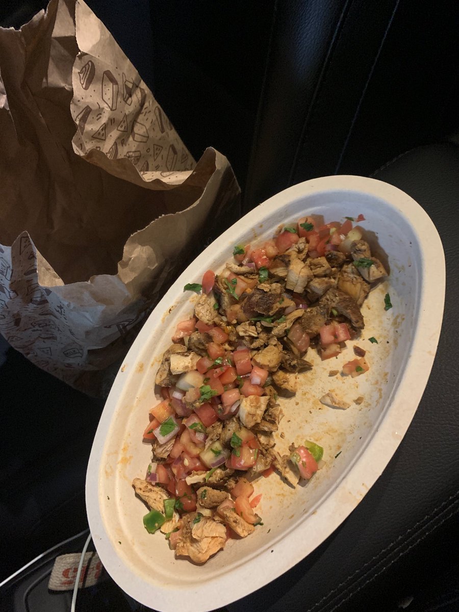 mollyconns's tweet photo. ⁦@ChipotleTweets⁩ refund me https://t.co/JyobWEdXrD