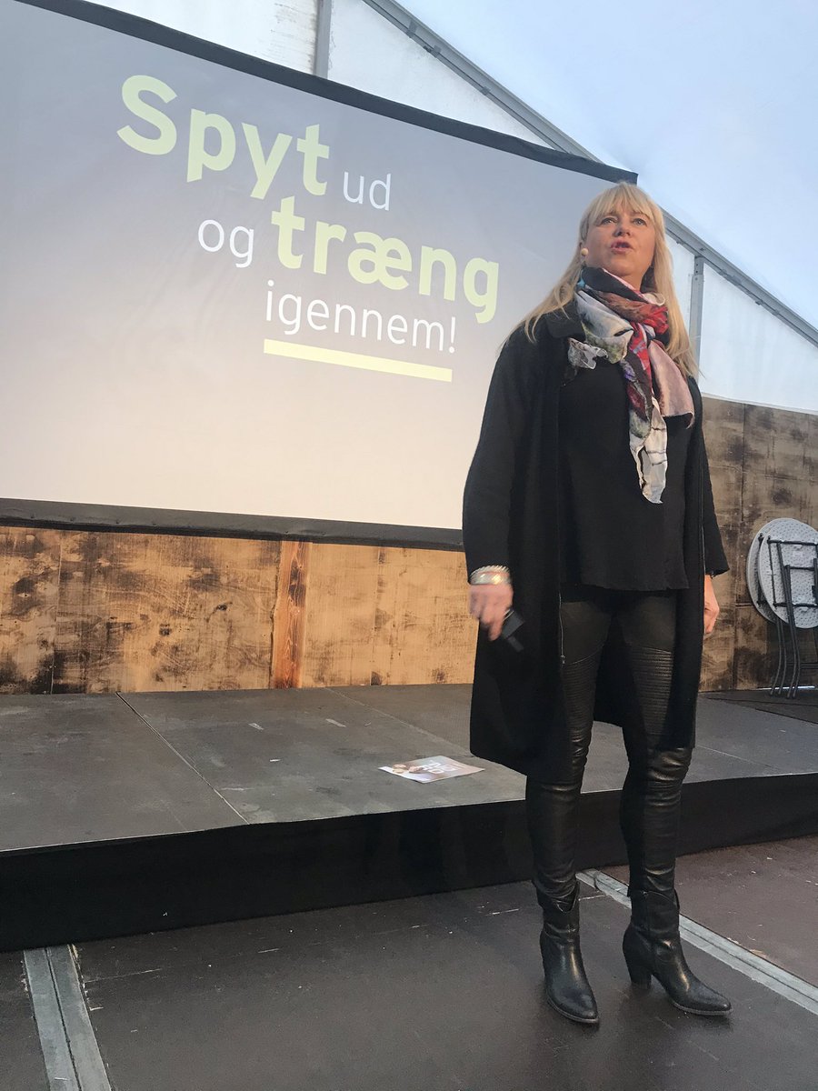 JostaLarsen's tweet photo. Engang imellem starter arbejdsdagen sådan her........eller det gør den i hvert fald i dag! Christine Feldthaus har åbnet edgemo summit 2019 - det bliver en stor dag i EDB branchen!
#300kunder #edgemo #sofuckingspecial https://t.co/hqCA9kt5cp