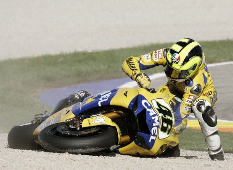 Una de las partes más interesantes de la biografía de Casey Stoner que salió hace ya unos años. 

Deja caer que a Valentino le dieron en la última carrera de 2006 un set de gomas defectuosas (viejo). No da jna razón pero habla de intereses comerciales.