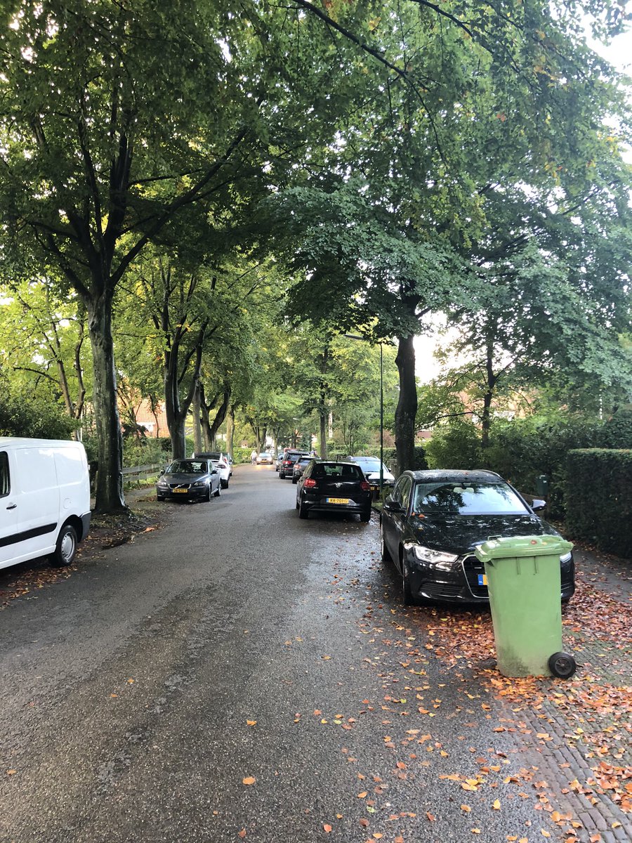 jacintalutterop's tweet image. Het is weer “breng je kind met de auto naar school” dag bij @NBSBaarn . De auto’s van ouders staan tot de Bilderdijklaan 🤦🏼‍♀️@GemeenteBaarn #fietsen?