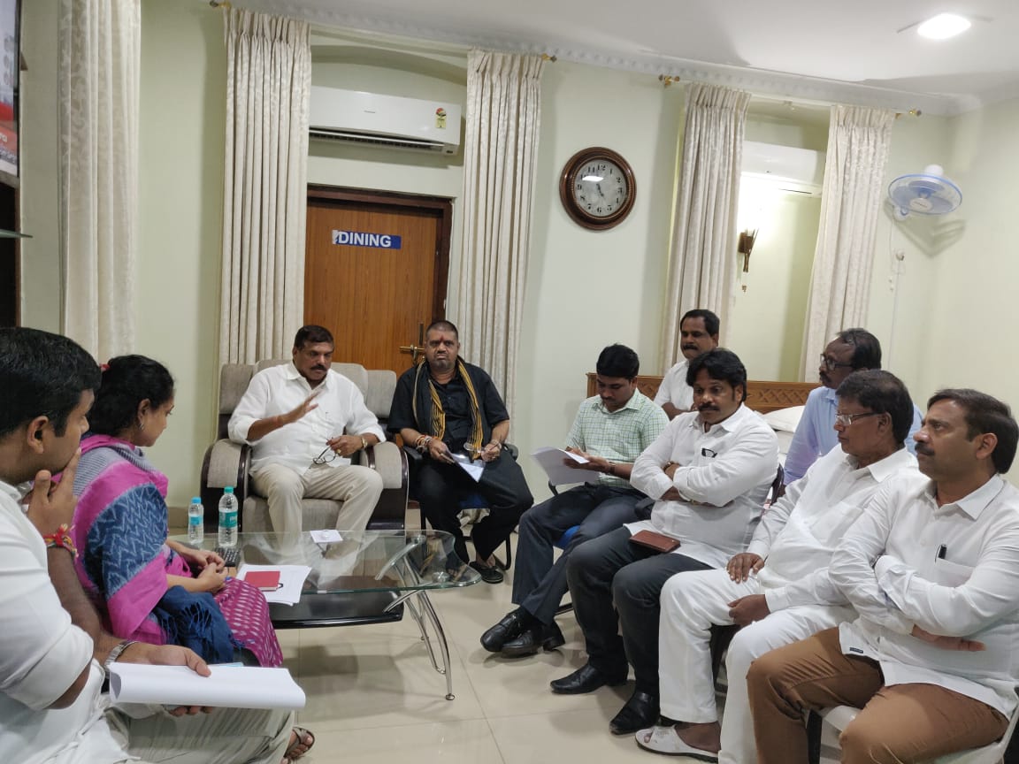 AvanthiSrinivas's tweet image. దీపావళి నాటికి ఇసుక సమస్యను రూపుమాపడానికి తగిన చర్యలు తీసుకుంటున్నాము.
ప్రజలకు ఎటువంటి ఇబ్బంది లేకుండా చేయటమే వై ఎస్ ఆర్ సి పి ముఖ్య లక్ష్యం.
avanthisrinivasarao.com/2019/10/10/san…
#sandissue #visakhapatnam #ministeravanthi #ministerbotsasatyanarayana #andhrapradesh #ysrcp