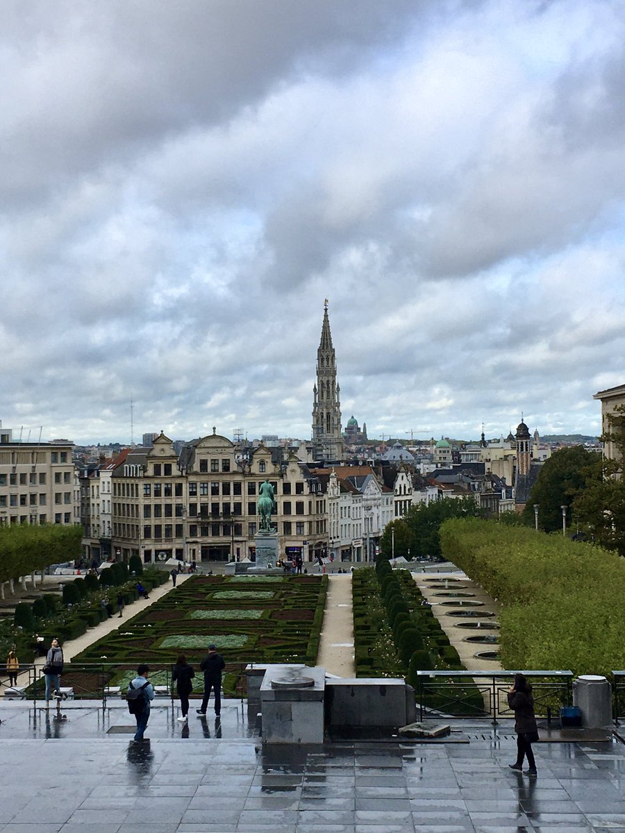 AnaCoelhoBXL's tweet photo. Bon dia Brussel.les!
#StreetsOfBrussels
#StreetPhoto
#MontDesArts https://t.co/Ruq1vQ0tYM