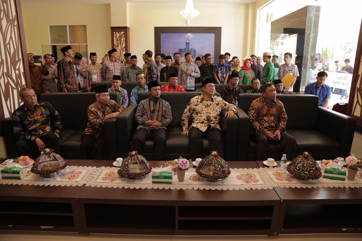 Kemenag_RI's tweet photo. Pertama, Aula Arafah yang memiliki kapasitas 1.200 orang. Kedua, Wisma Jabal Uhud yang terdiri dari 168 kamar, dengan rincian: 2 kamar VIP, 2 kamar disabilitas, dan 164 kamar standar. Masing-masing kamar terdapat 3 tempat tdr. Wisma ini memiliki fasilitas setara hotel bintang 3. https://t.co/2mZisnYd6y