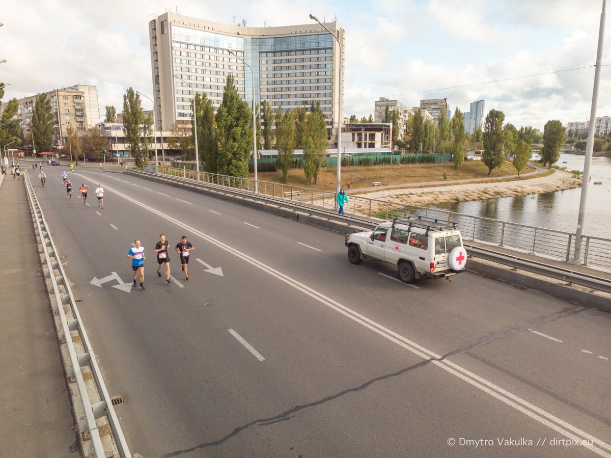 RedCrossUkraine's tweet photo. Around 17 000 runners took part in the #WizzAirKyivCityMarathon2019 this year! During the weekend also #URCS #volunteers were present at the event to provide #firstaid for those who needed it. #10yearsKyivMarathon #RunUkraine https://t.co/3pUDE3tVe8