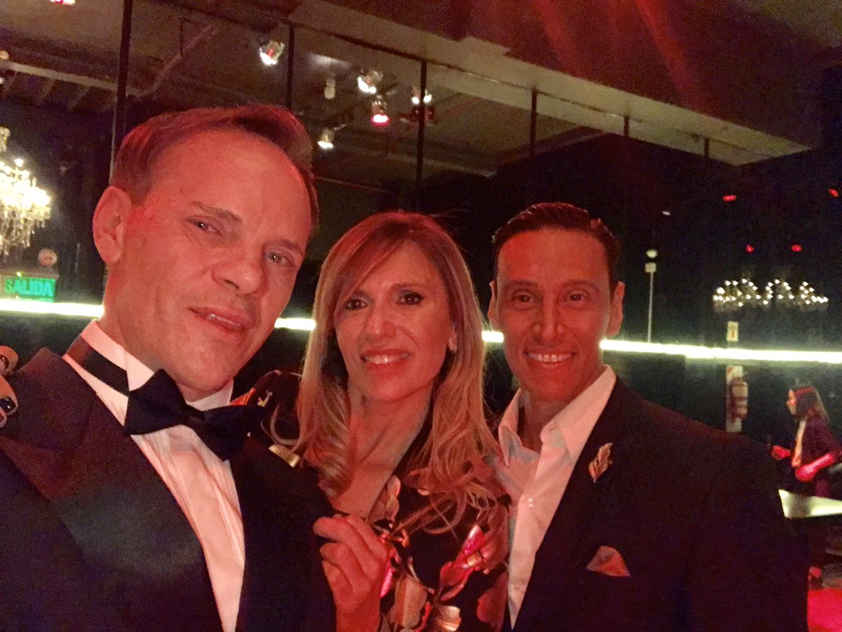 gabyBukmaier's tweet photo. #ellos🥂 https://t.co/QPqO9t9WlP