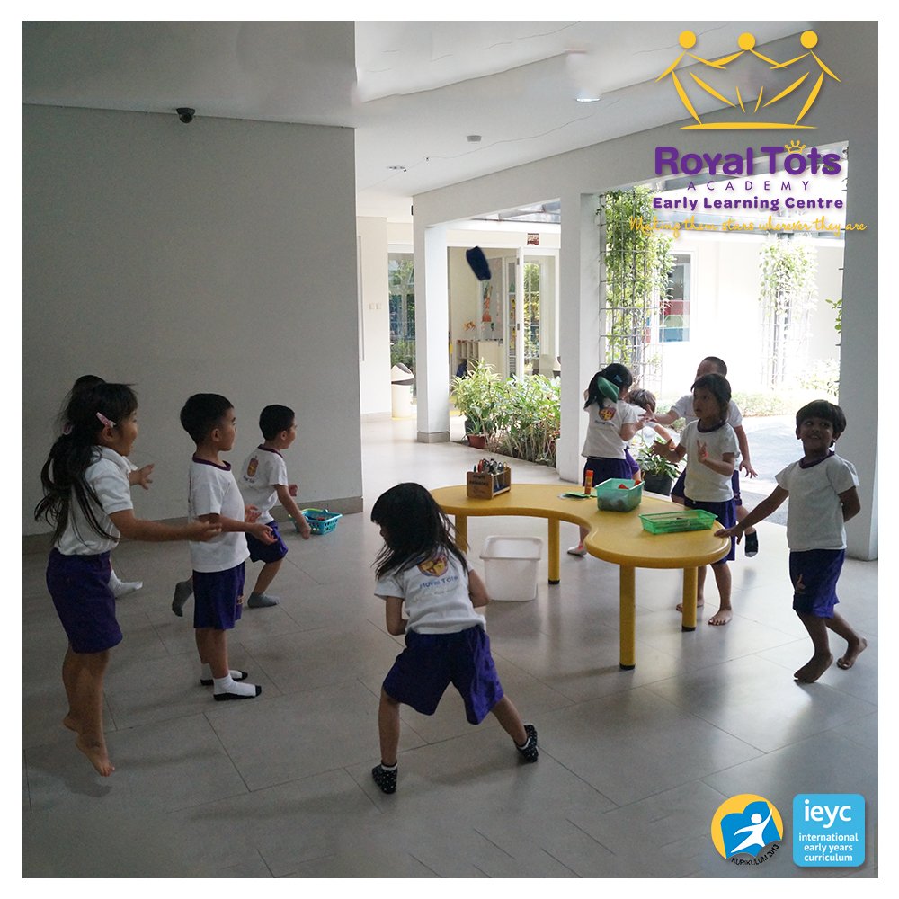 RoyalTotsIndo's tweet photo. Throwing is a great way to develop and train the muscles in their arms. When they catch they’ll be using both their arms and their fingers and developing the muscles that work them.
#Preschool #preschooljakarta #earlyyears #ieyc #learn #playbasedlearning #learningthroughplay https://t.co/NShVeWdI6k