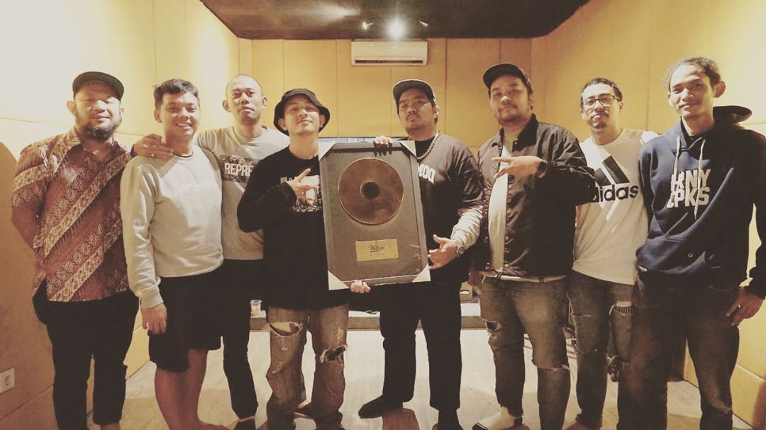 TraxJKT's tweet photo. Jumat lalu, HipHop Record Label, @west_wew, yang memproduksi karya-karya @tuantigabelas, mendapat apresiasi #NotforEveryone dari #RepresentJKT dan juga #GoldInc. Congrats, guys! 

DItunggu lagi karya-karya keren selanjutnya ya! https://t.co/y9rUDQACPL