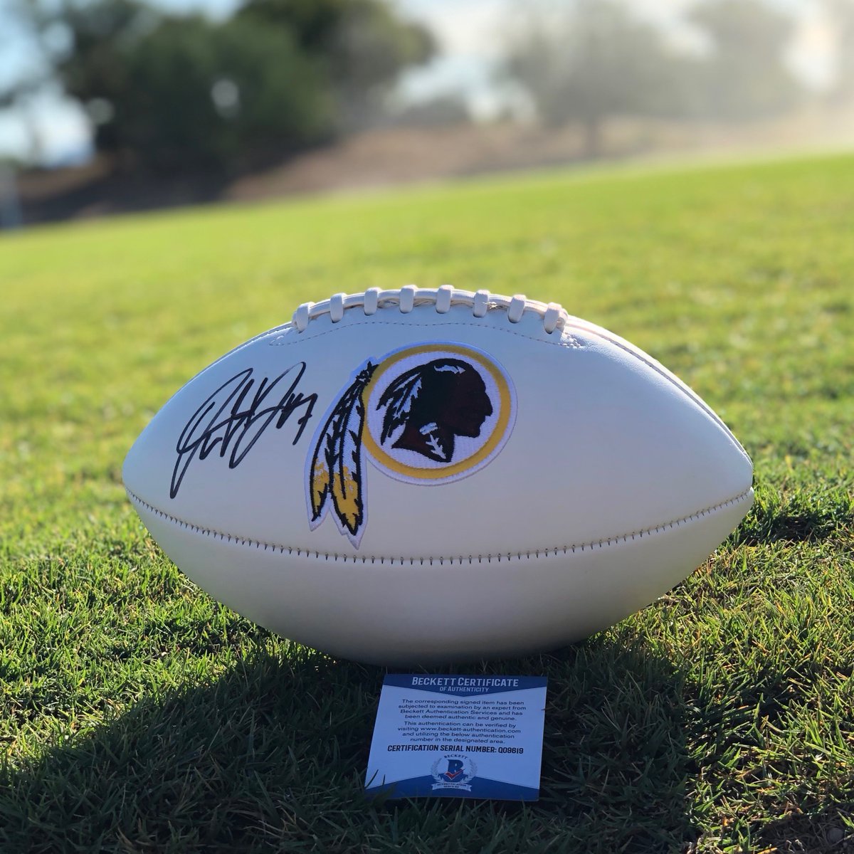 betmaps's tweet photo. 🔥#Giveaway🔥

#Win one of these 4 autographed items. 
🏈#KhalilMack jersey
🏈#CarsonWentz jersey
🏈#TravisKelce helmet
🏈#DwayneHaskins ball. 

✔️Register on our site to be entered. 

No purchase necessary. Official rules @ https://t.co/bOi7s4VFri

#CompareSportsbooks https://t.co/hanVUJXTNN