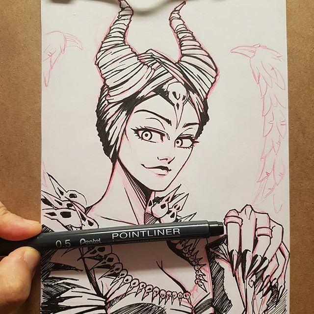 TVHLAND's tweet photo. Je teste actuellement  le #pointliner de @pentel_france . Très  bon liner avec beaucoup d'encre. Il sera bientôt dispo chez nous. #malefique2 #angelinajolie  @disneyfr https://t.co/VA25vtU2ry https://t.co/hg6QmNamr3