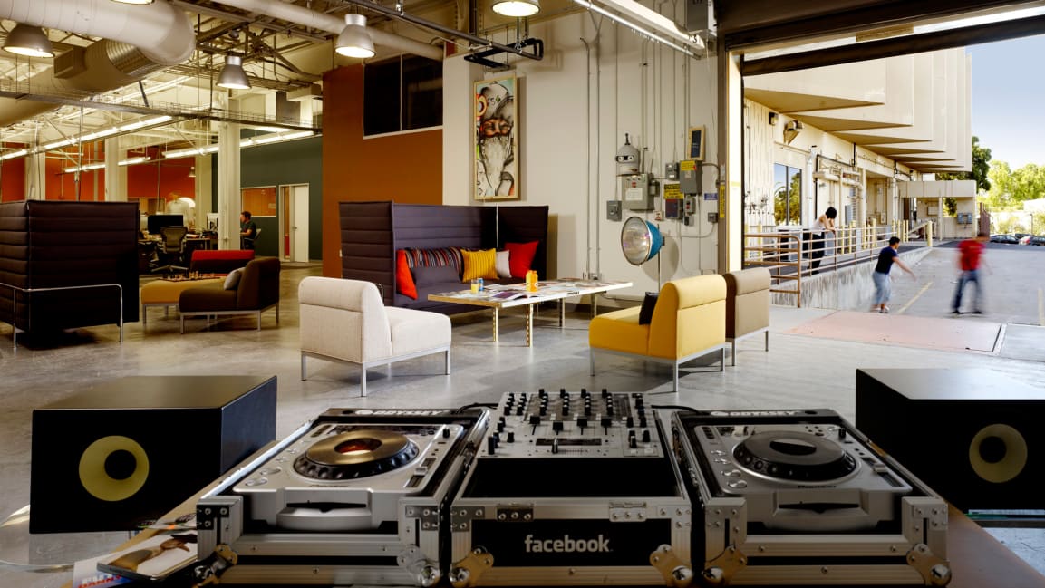 pivotwindow's tweet photo. Is designing for Instagram hurting design? Are we creating beautiful, functional spaces - or merely social-media-friendly content? https://t.co/mCHcbMdV8C via @FastCoDesign #smartcities #urbandesign #ux #socialmedia https://t.co/NXrhkq5y26
